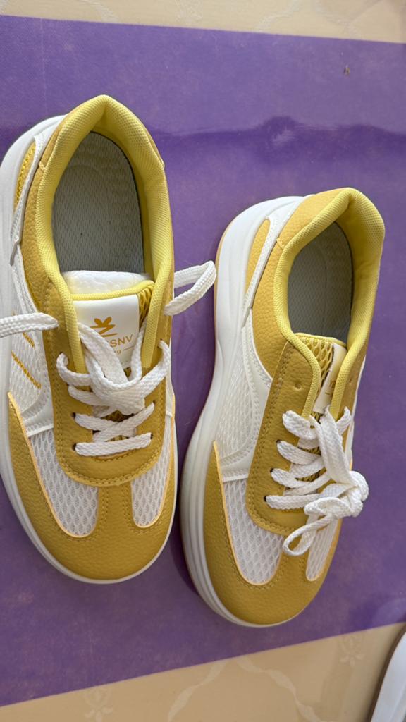 Schoenen (sneakers), Ophalen, Schoenen
