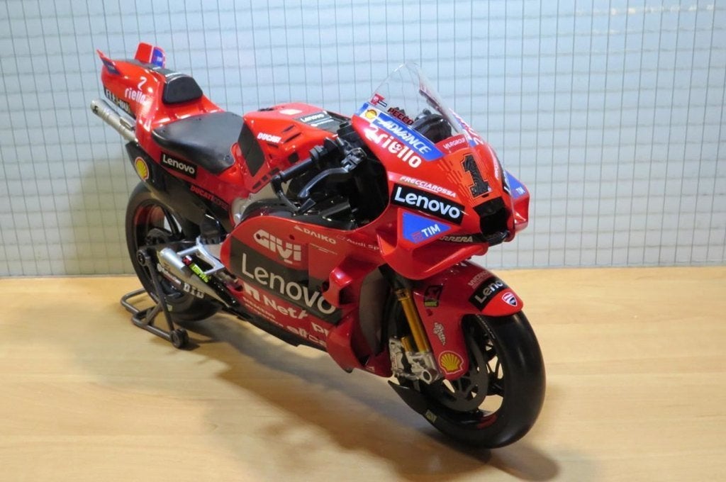 Francesco Bagnaia Ducati Lenovo Desmosedici 2024 1:6 32245, Enlèvement ou Envoi, Neuf, 1:5 à 1:8, Moteur