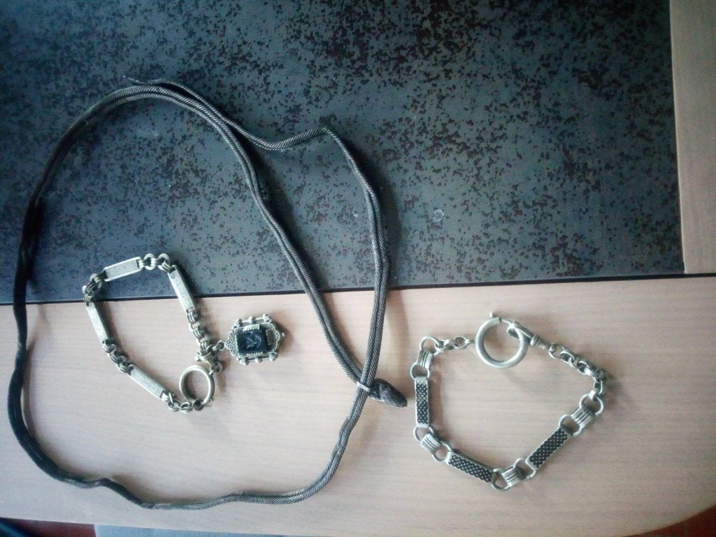 3 bijoux en acier, Enlèvement