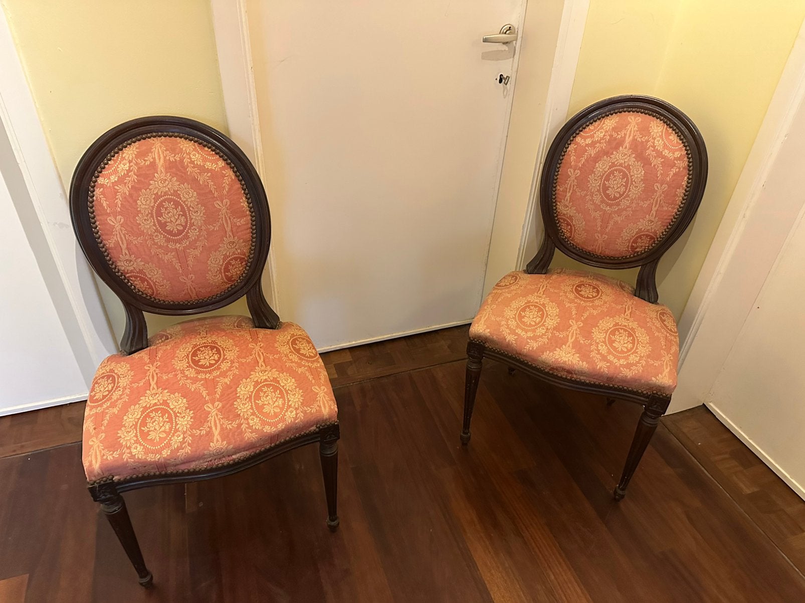antieke medaillon stoelen – Louis XVI-stijl (set van 2), Huis en Inrichting, Stoelen, Ophalen, Twee, Bruin, Zo goed als nieuw