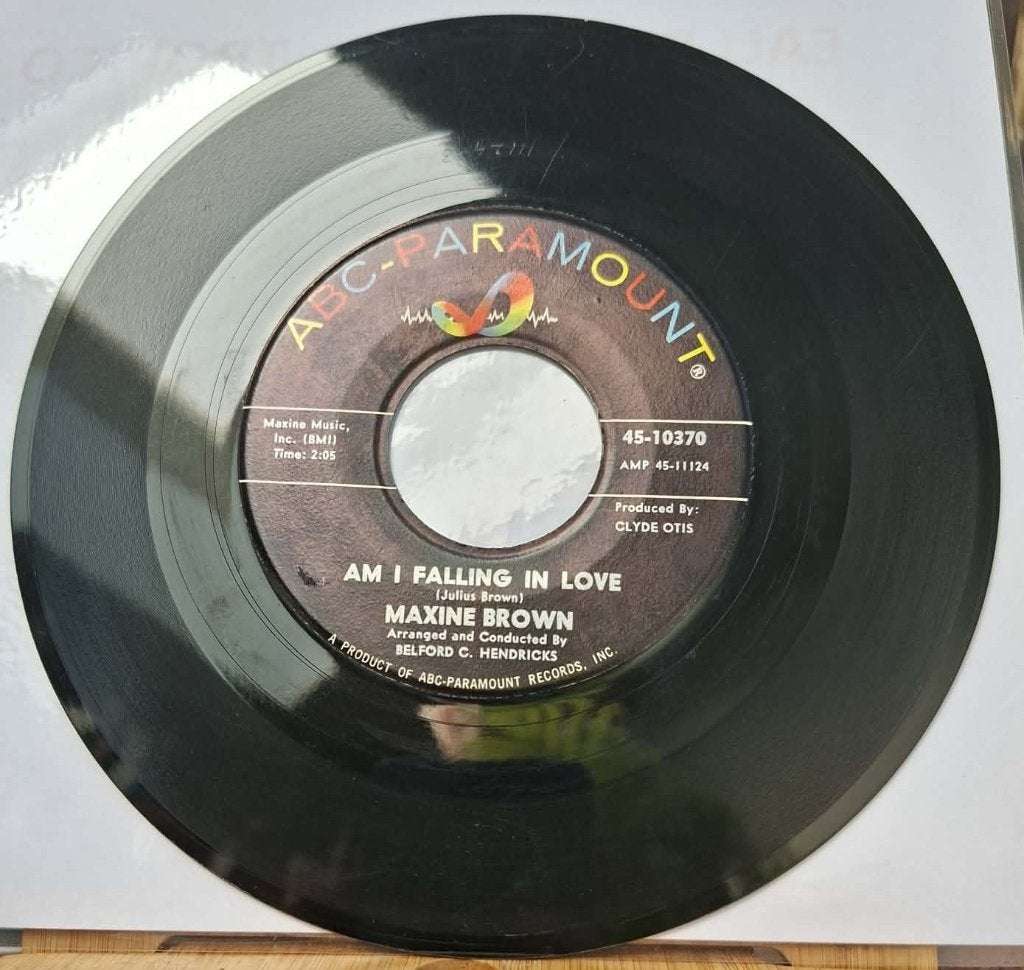 Maxine Brown - Am I Falling In Love / Promise Me Anything, Enlèvement ou Envoi, 7 inch, Vinyle coloré, Utilisé
