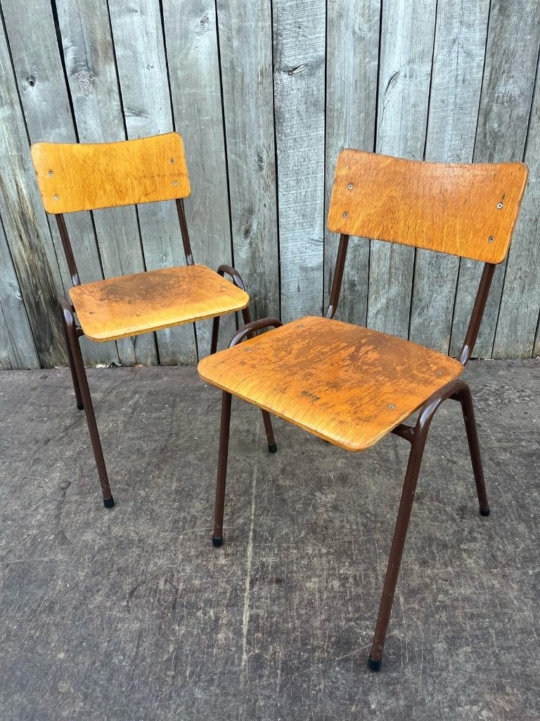 Chaises de cantine empilables vintage (114 en stock)