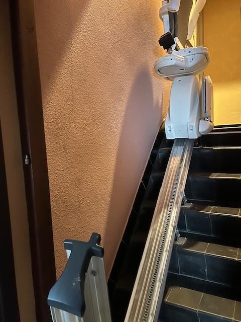 Traplift met 2 afstandbediening, Diversen, Ophalen, Zo goed als nieuw, Recht