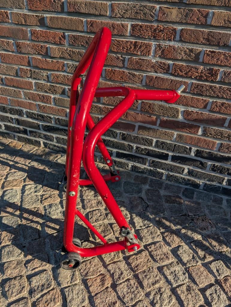 Paddock stand, Motoren, Ophalen