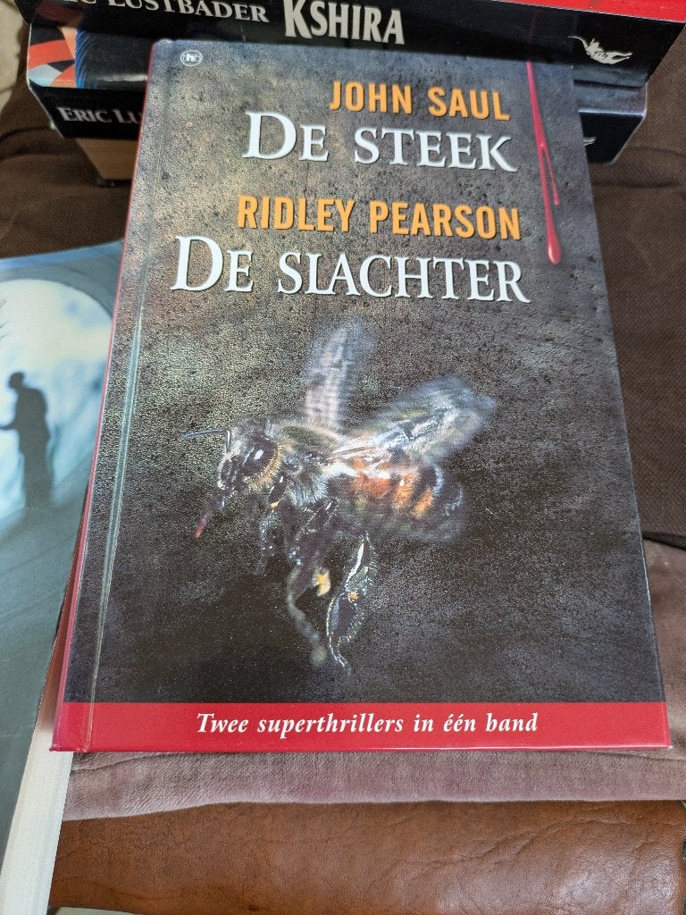 De steek en de slachter, Boeken, Ophalen of Verzenden, Gelezen, John Saul
