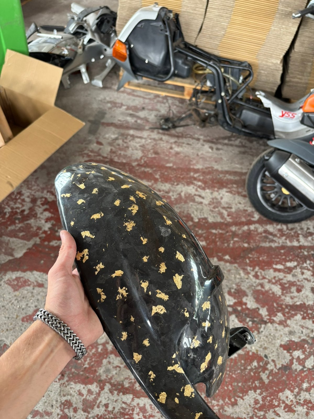 Carbon spatbord 180, Enlèvement