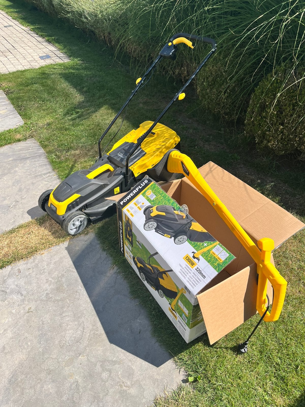 Electrische grasmaaier + trimmer powerplus. 1x gebruikt, Tuin en Terras, Grasmaaiers, Ophalen, Zo goed als nieuw