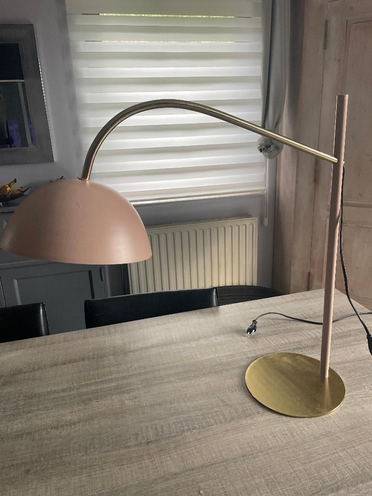 Mooie en zeer grote bureaulamp in roze en messing, Ophalen, Gebruikt, Overige materialen, 50 tot 75 cm