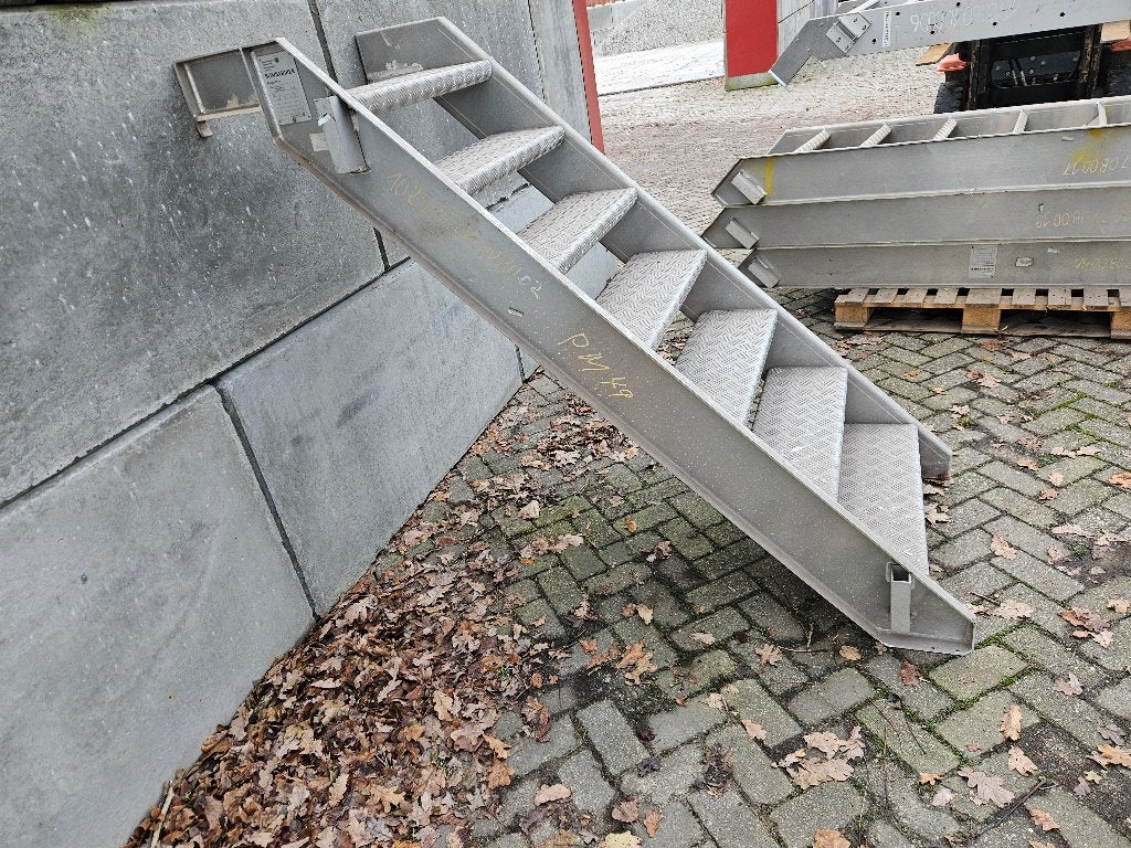3 x Aluminium trap Hoog 1.37 m Gemeten tot de bovenste trede, Doe-het-zelf en Bouw, Ophalen, Zo goed als nieuw, Trap