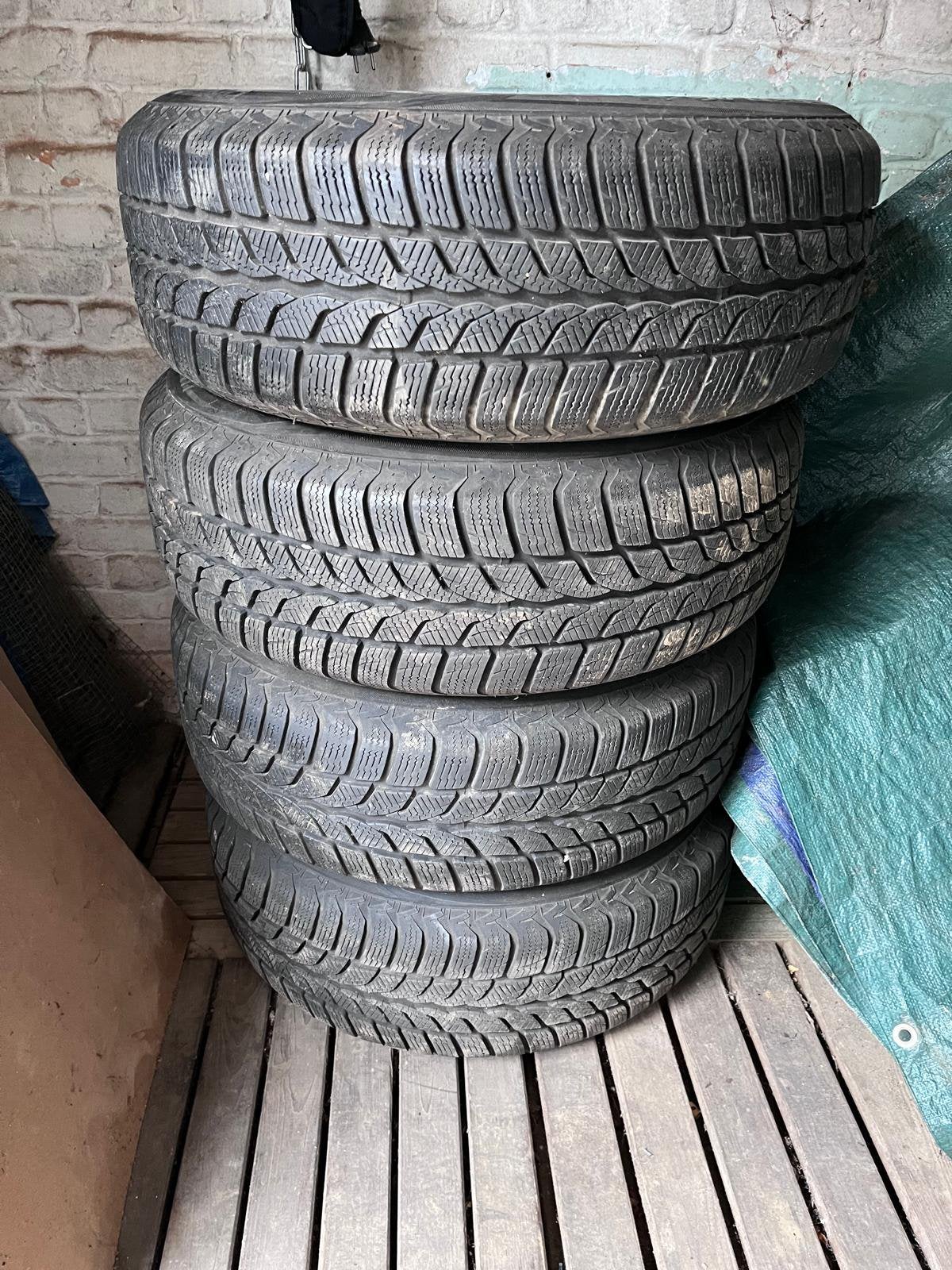Pneus hivers sur jantes 215/65r16– nissan Qashqai 2015, Enlèvement, Comme neuf