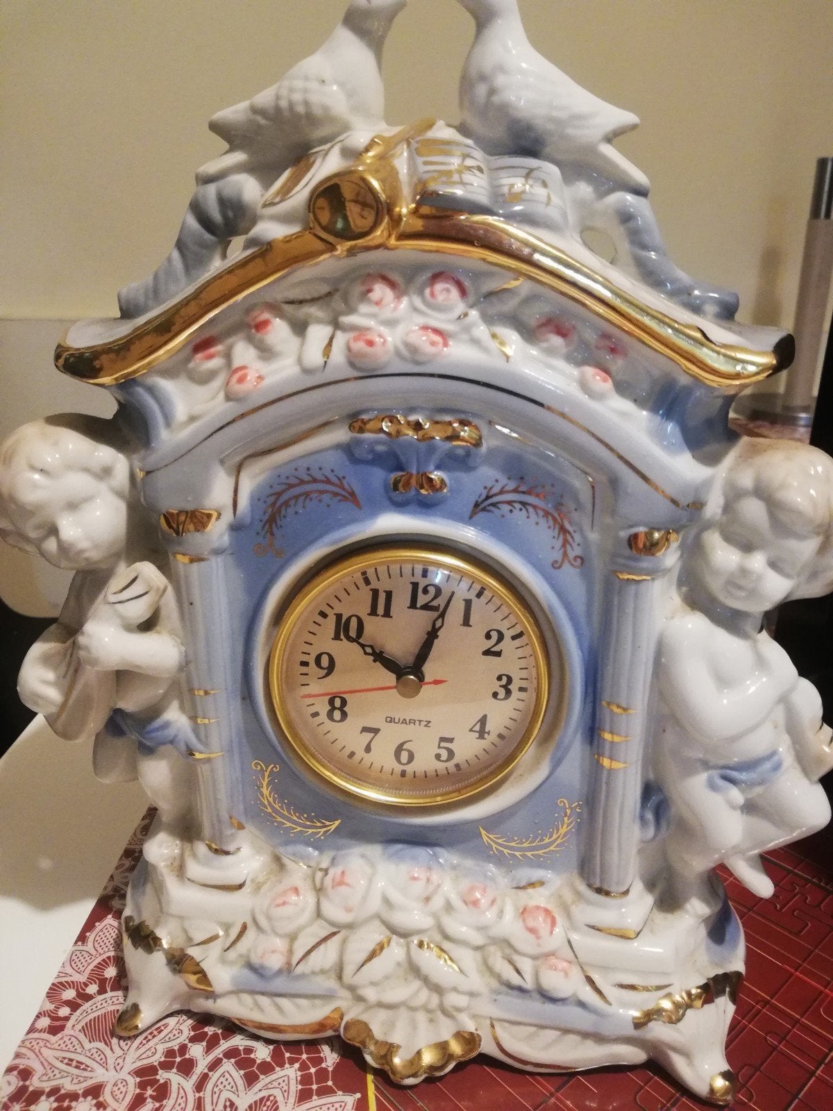 Horloge vintage en porcelaine style baroque7, Antiquités & Art, Enlèvement