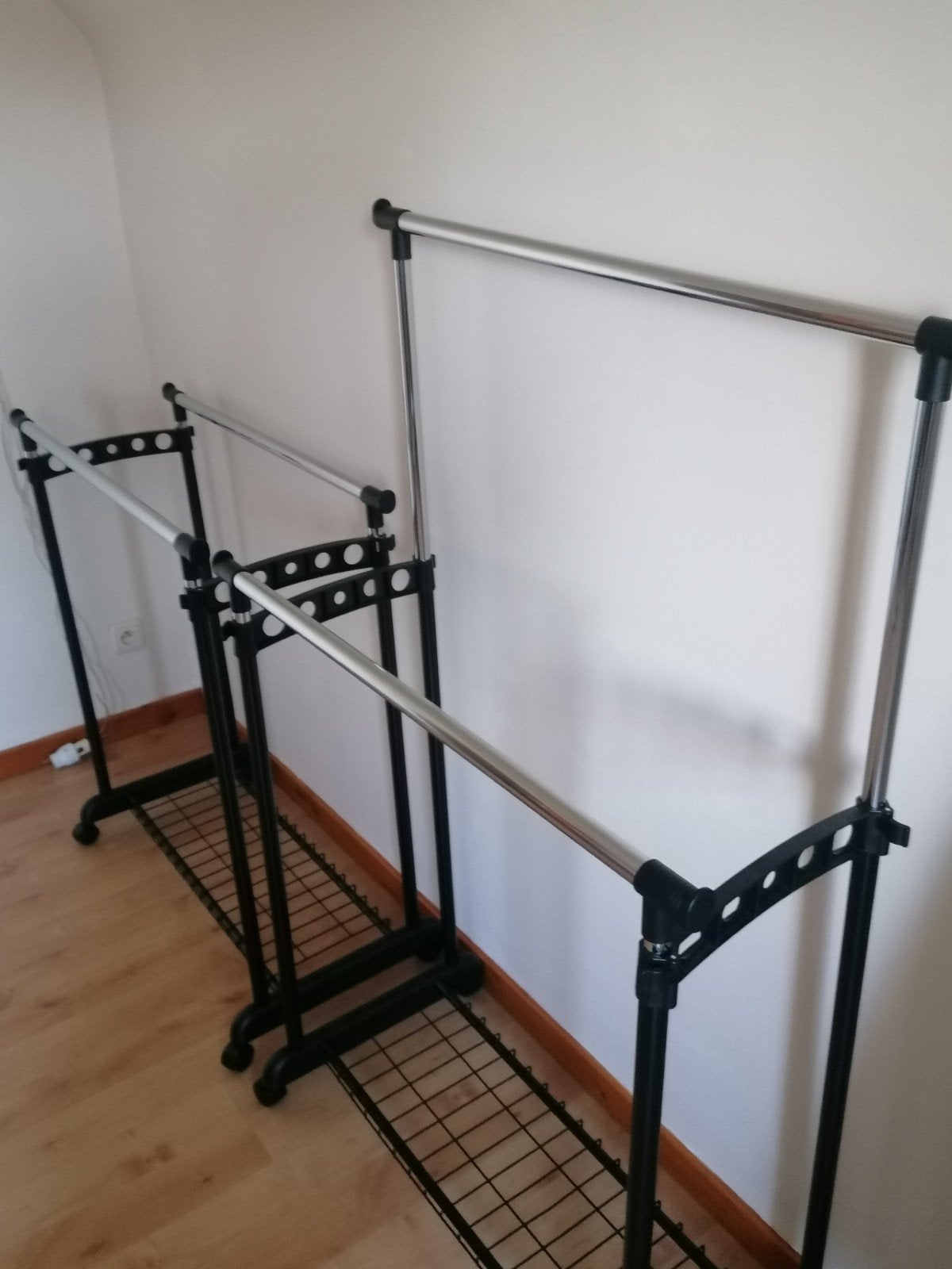 2 mobiele rekken (wielen) te koop 50€ per 2, Kleding | Dames, Dames-kledingpakketten, Ophalen