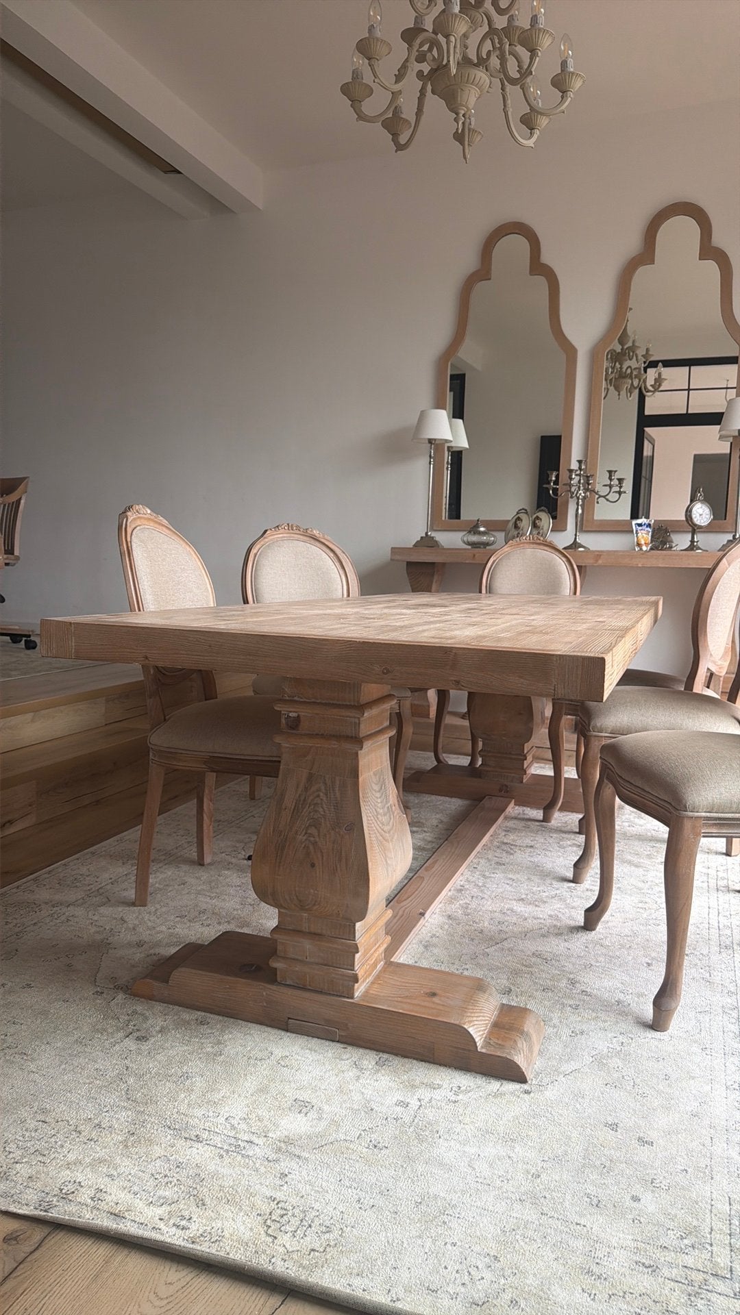 Houten eettafel – landelijke stijl – grote robuuste tafel, Huis en Inrichting, Ophalen, Zo goed als nieuw
