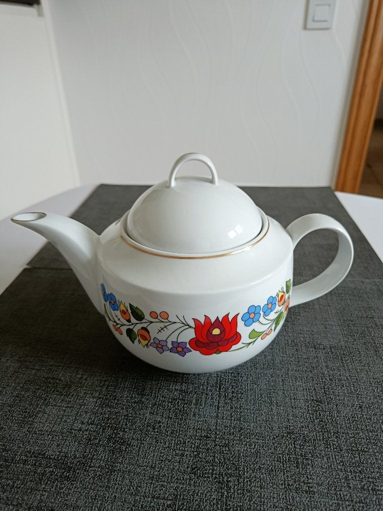 Porseleinen theekan. Herkomst: Kalosca. Hoogte: 19,50 cm., Ophalen of Verzenden