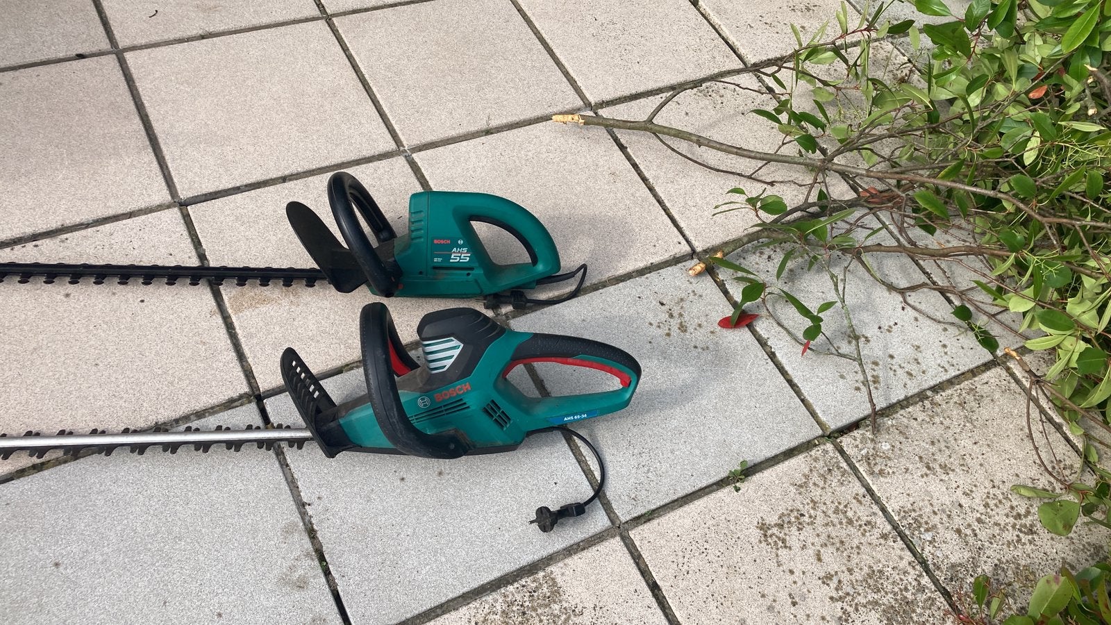 2 elektrische haagscharen, Bosch, Tuin en Terras, Ophalen, Zo goed als nieuw, Elektrisch
