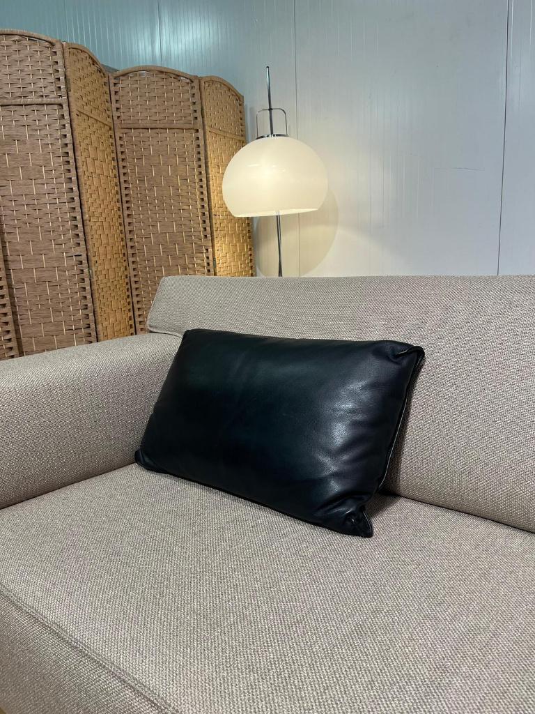 2x NIEUWSTAAT Design on Stock Leren Kussens Zwart, Huis en Inrichting, Woonaccessoires | Kussens, Ophalen of Verzenden, Zo goed als nieuw