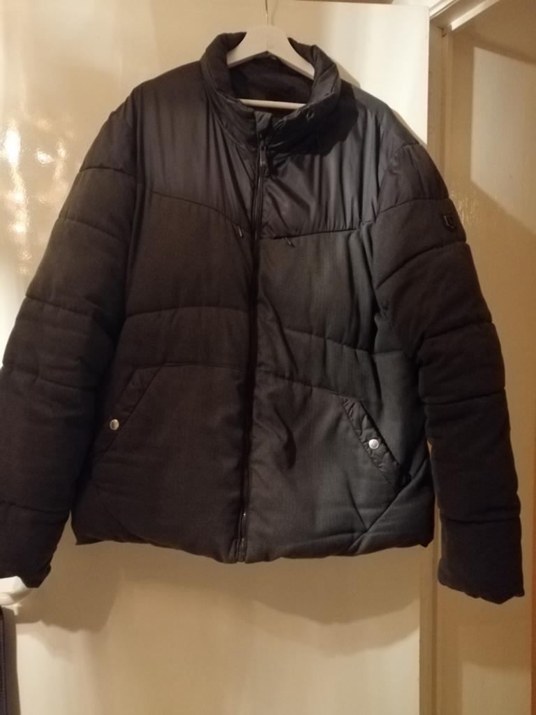 Vêtements hommes, Enlèvement