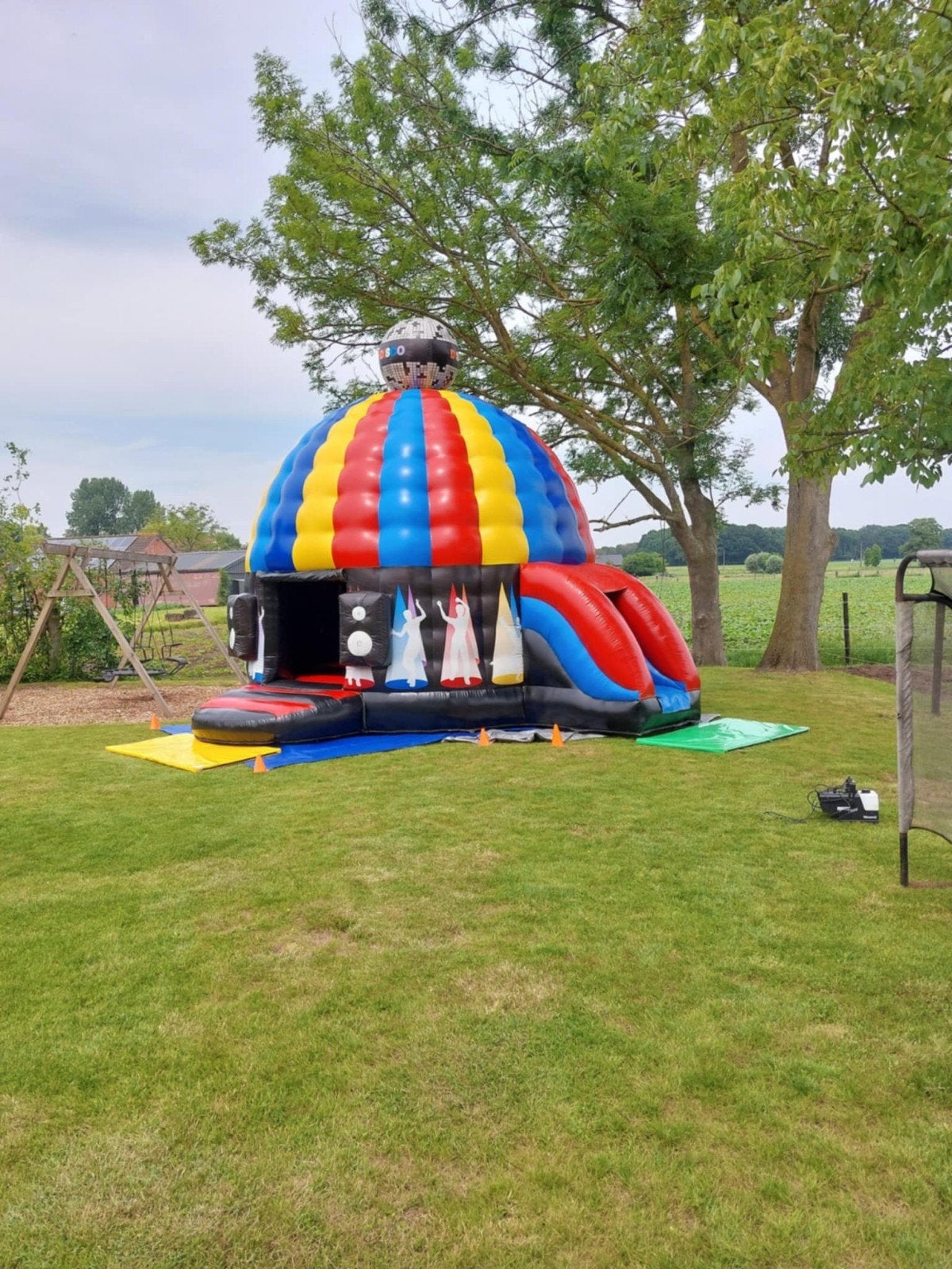 disco slide springkasteel te huur + discolights & muziekbox, Verzenden