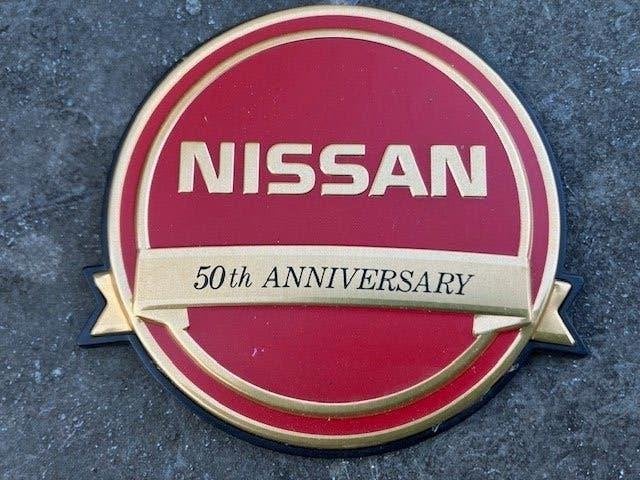 BADGE ROUGE POUR LE 50E ANNIVERSAIRE DE NISSAN. NOUVEAU, Enlèvement ou Envoi, Comme neuf, Voitures