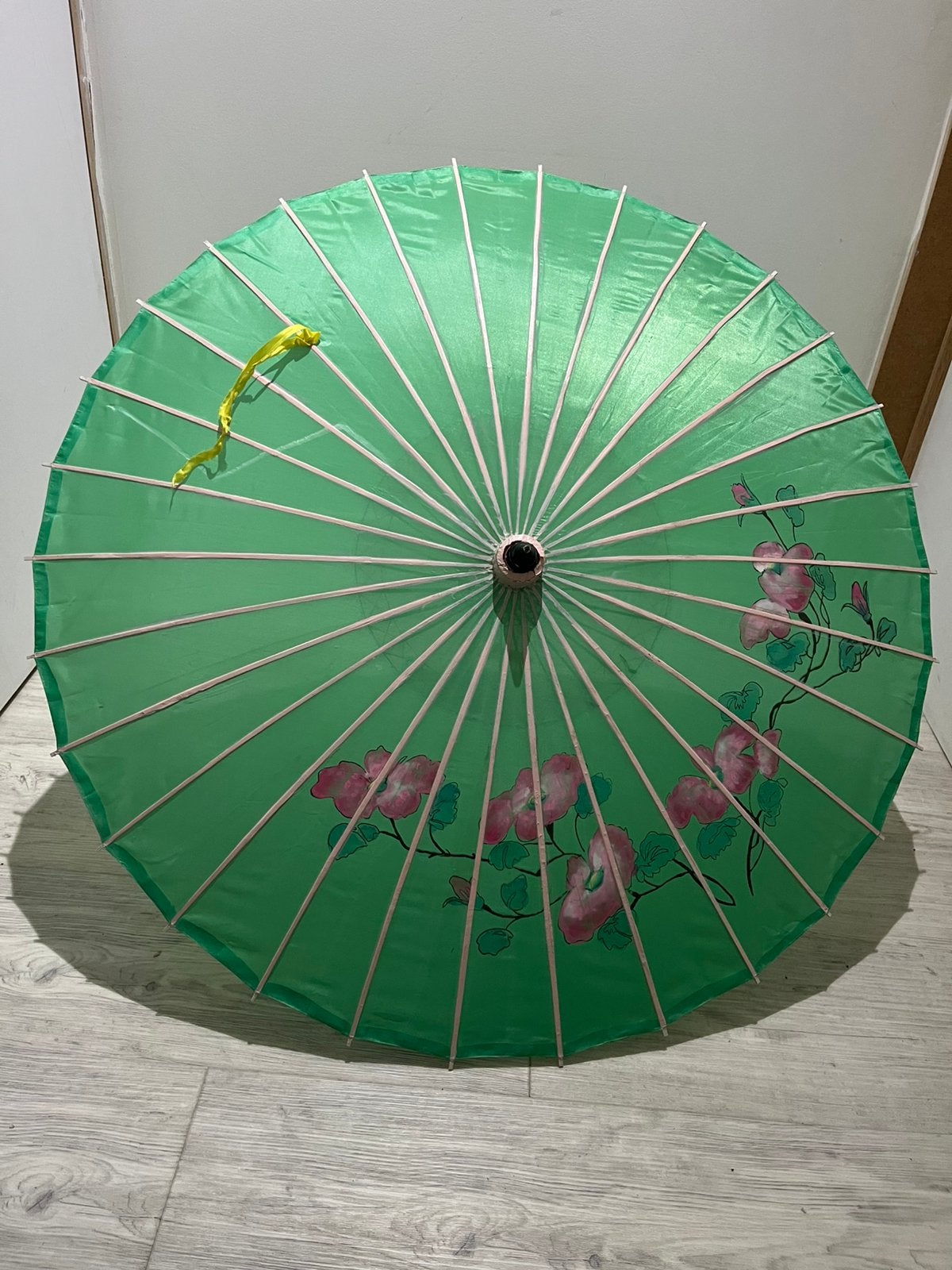 Decoratieve Oosterse parasol met handgeschilderde bloemen, Enlèvement, Comme neuf, Vert