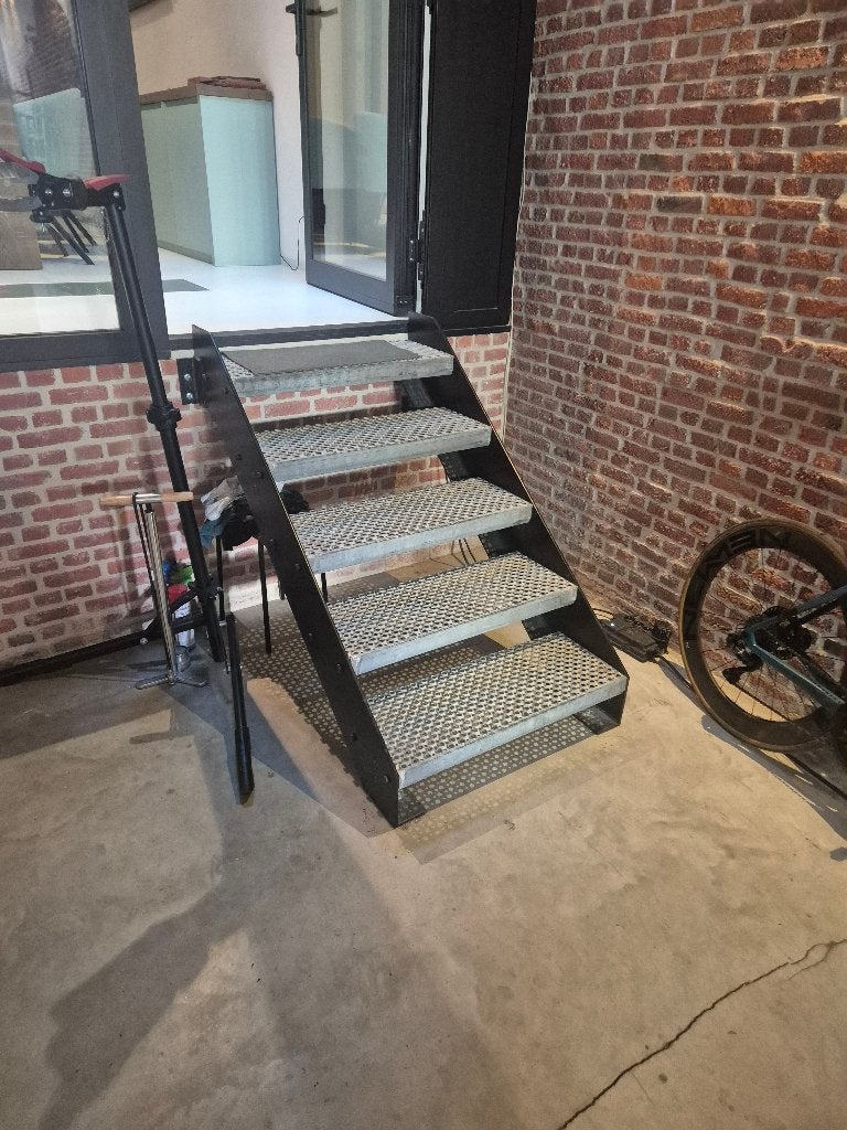 Stalen trap 1,07m hoog, Doe-het-zelf en Bouw, Ladders en Trappen, Ophalen, Gebruikt, Trap, Minder dan 2 meter