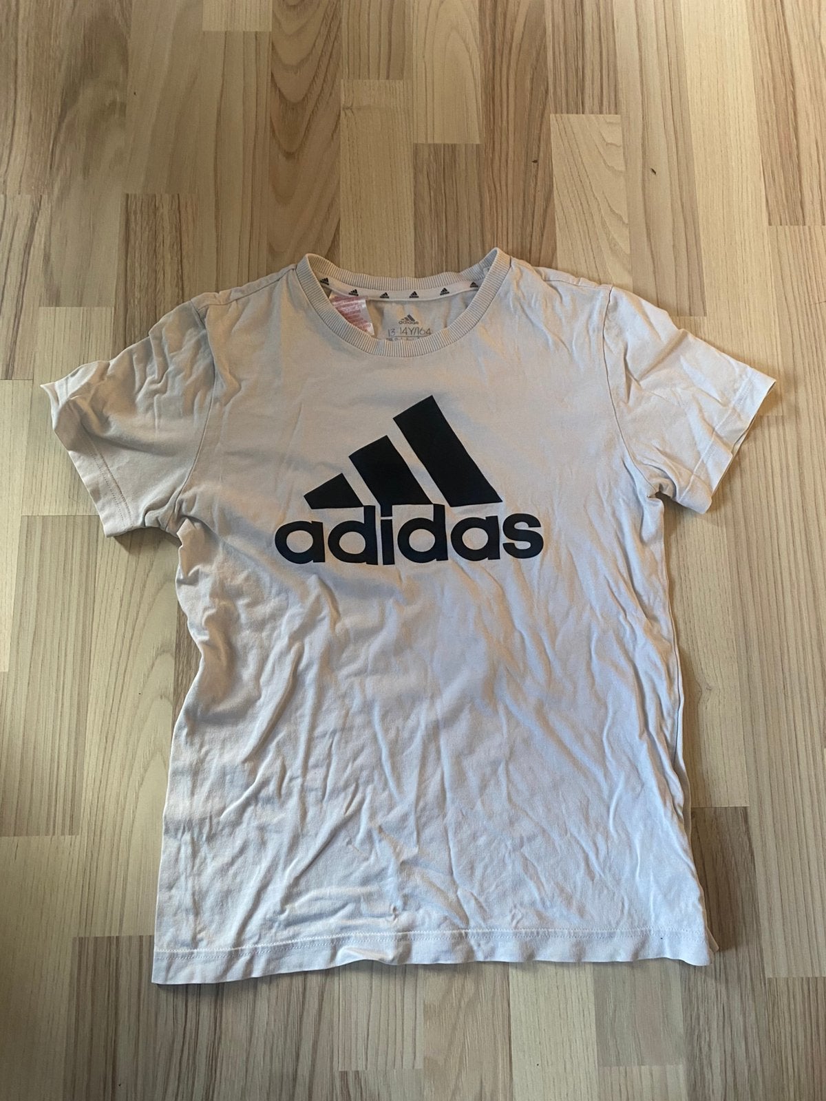 T-shirt Adidas blanc logo noir 13-14 ans 164 cm, Envoi, Comme neuf, Garçon, Vêtements de sport ou Maillots de bain