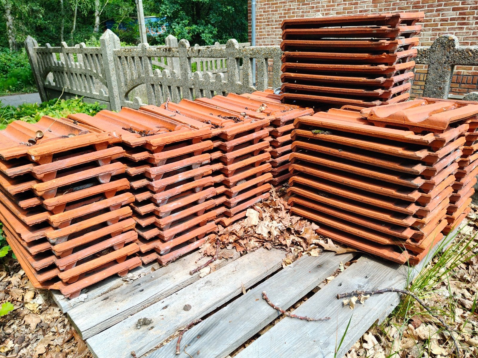 VERKOCHT Oude TTR dakpannen. 80 stuks., Doe-het-zelf en Bouw, Ophalen, Dakpannen