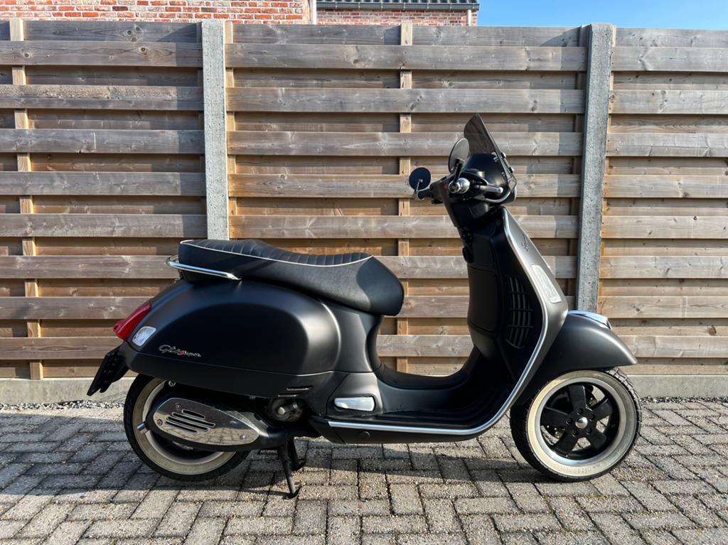 Vespa gts 250 zeer net met motorkeuring, Particulier