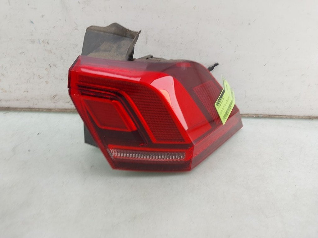 FEU ARRIÈRE DROIT Volkswagen Tiguan (AD1) (01-2016/04-2024), Volkswagen, Utilisé, Rixbecker Straße 75
59552  Lippstadt, DE, Info@forvia.com
