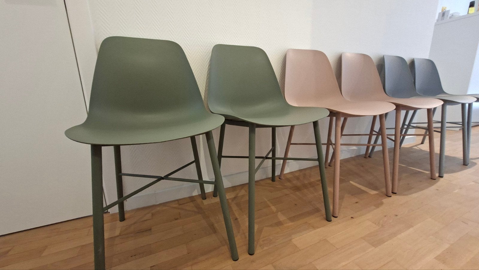6 stoelen , 2 roze, 2 kaki en 2 lichtgrijs ,maten zie fac., Ophalen, Overige kleuren, Zo goed als nieuw, Modern