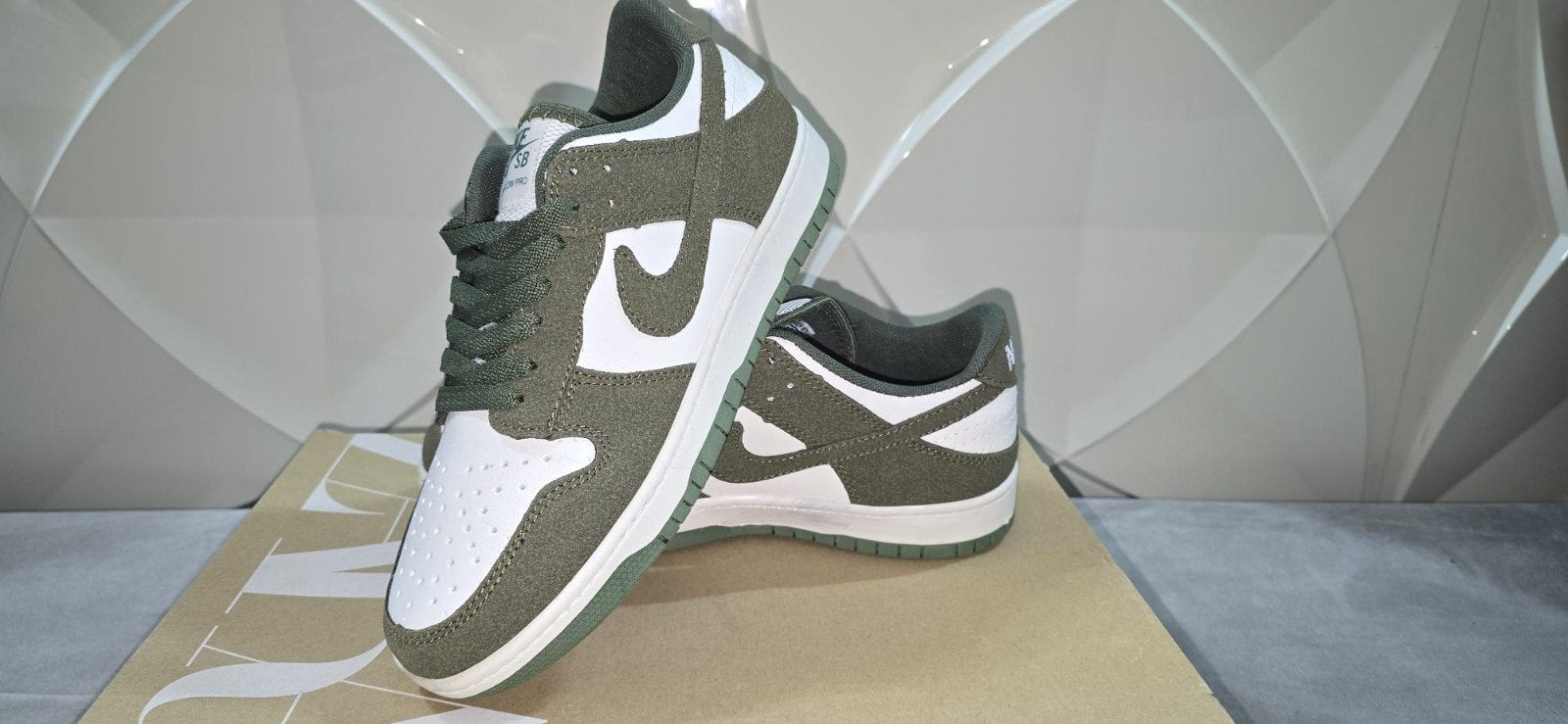Nike SB Dunk Low Pro Blanc & Olive, Neuf, Autres couleurs, Nike, Enlèvement