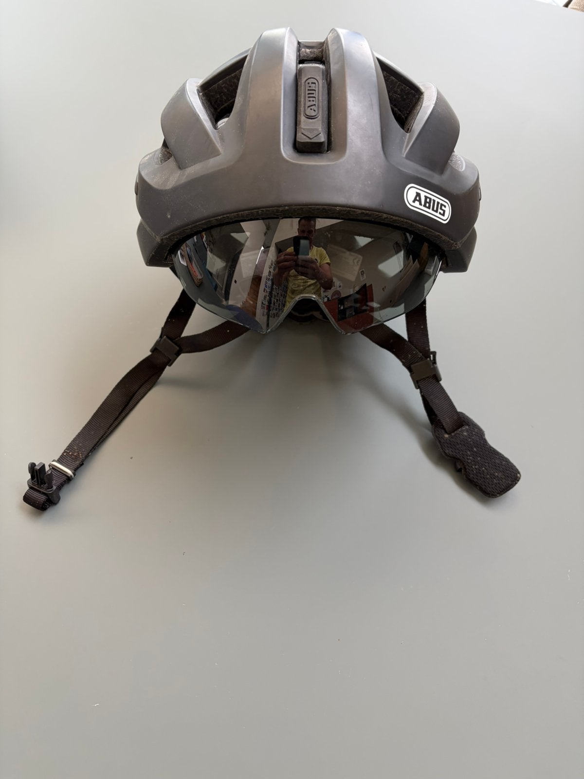 Abus fietshelm met vizier, Fietsen en Brommers, Ophalen, Zo goed als nieuw, Heer of Dame