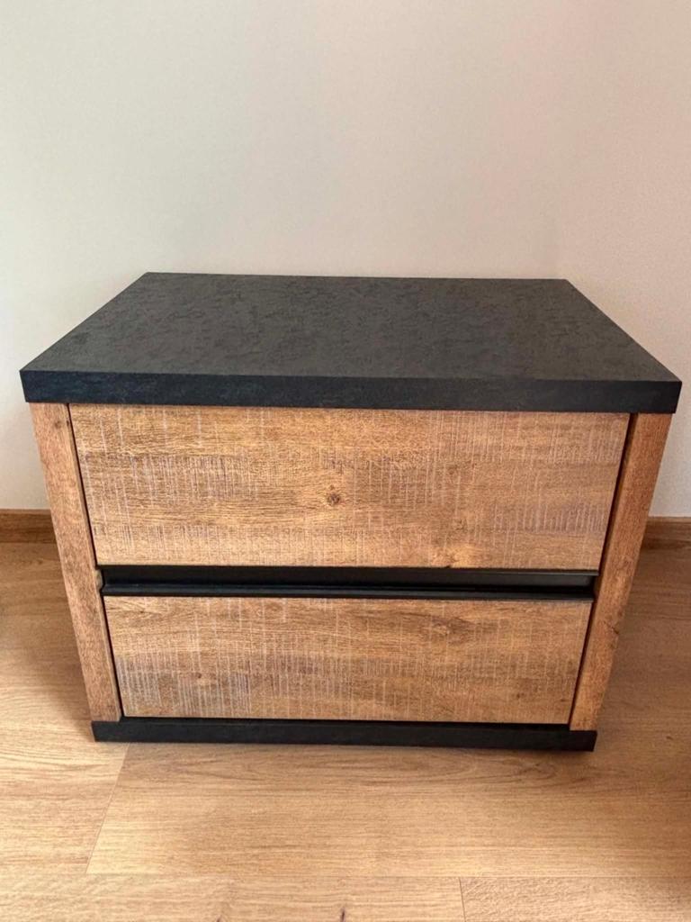 Deux tables de chevet, Comme neuf, Enlèvement, Bois, 45 à 65 cm