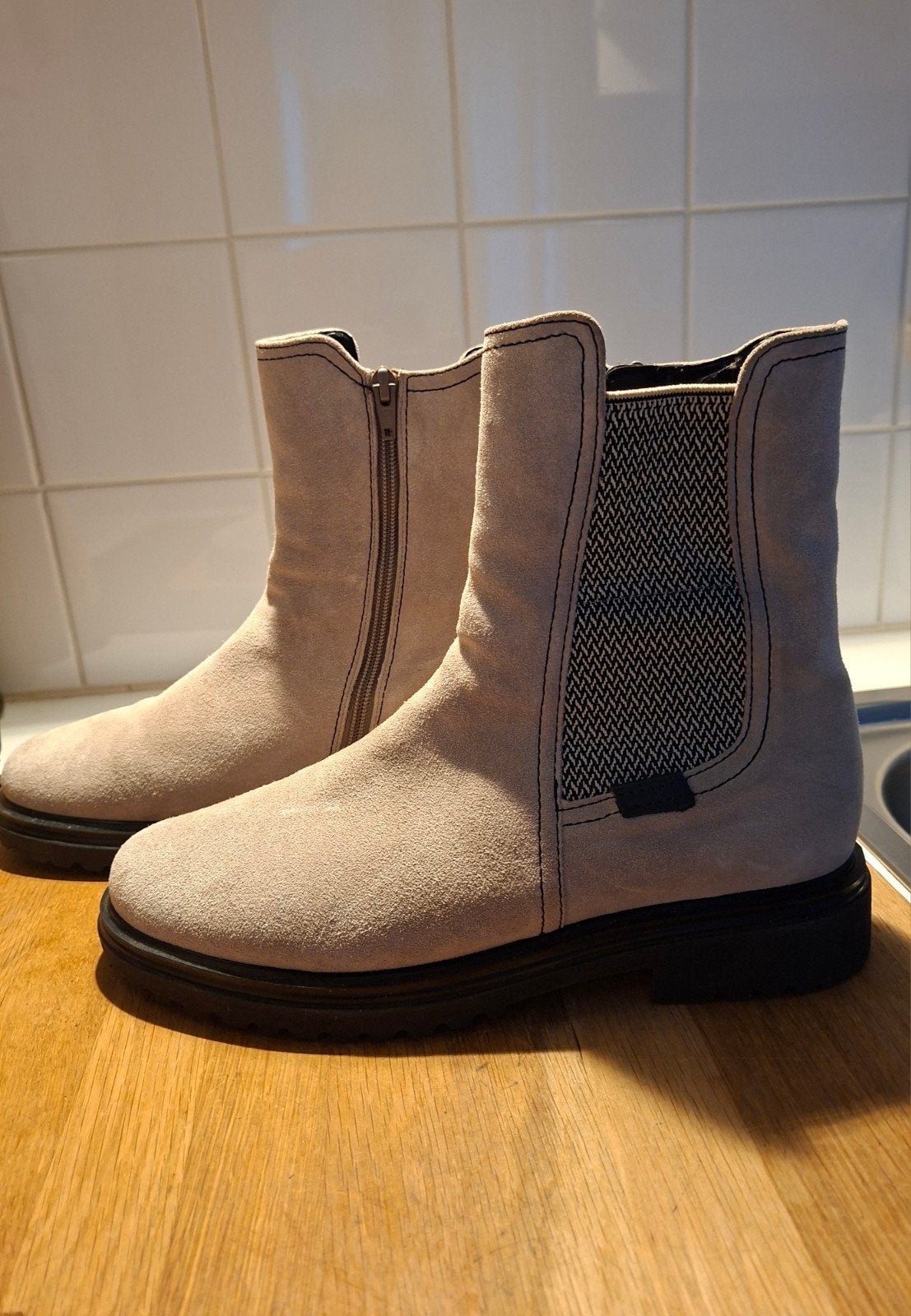 Lichtbeige, lederen daim, hoge enkelaarsjes met rits, Kleding | Dames, Ophalen, Beige, Lage of Enkellaarzen, Gabor