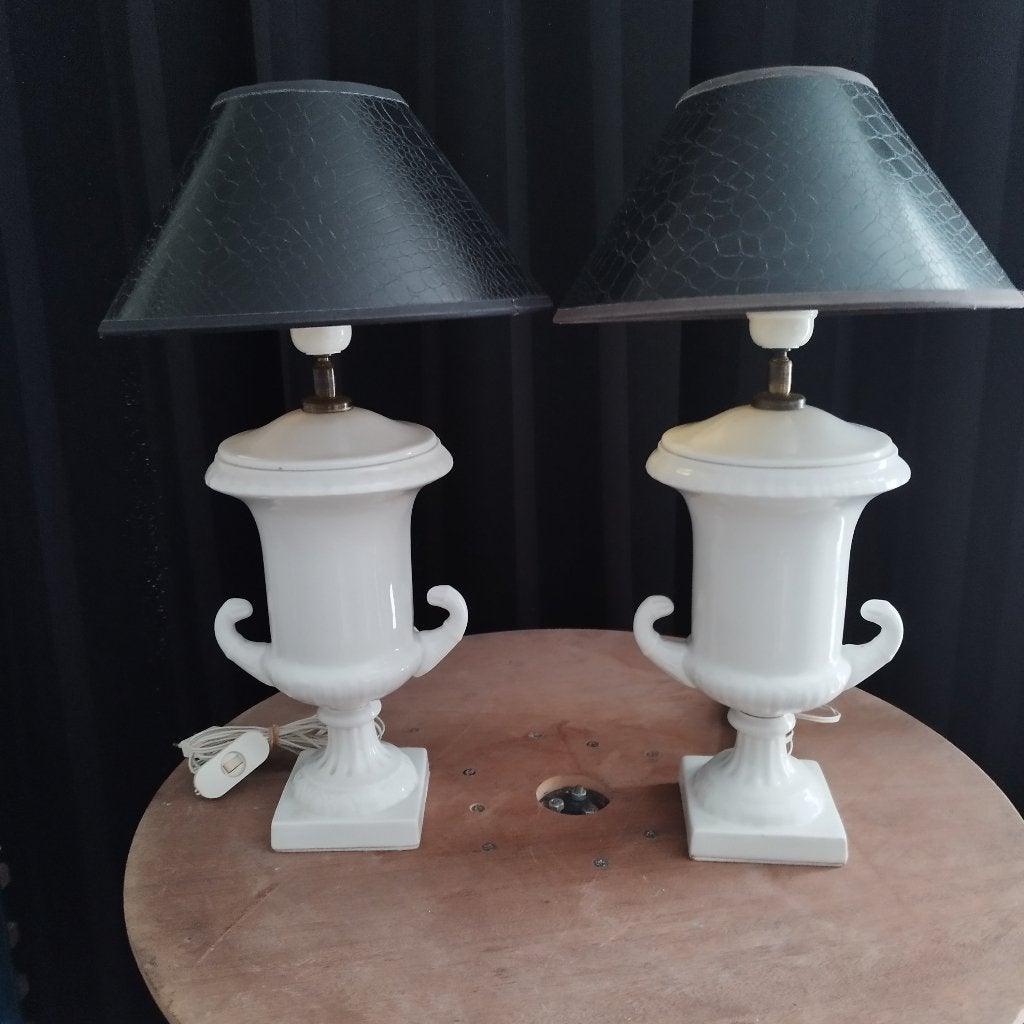 Deux vases transformés en lampes, XIXe siècle, Enlèvement