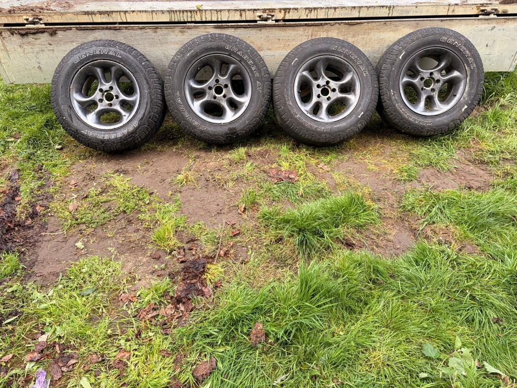 4 stuks Grabber AT 235/70R16 banden + velgen, Auto-onderdelen, Ophalen, Band(en)