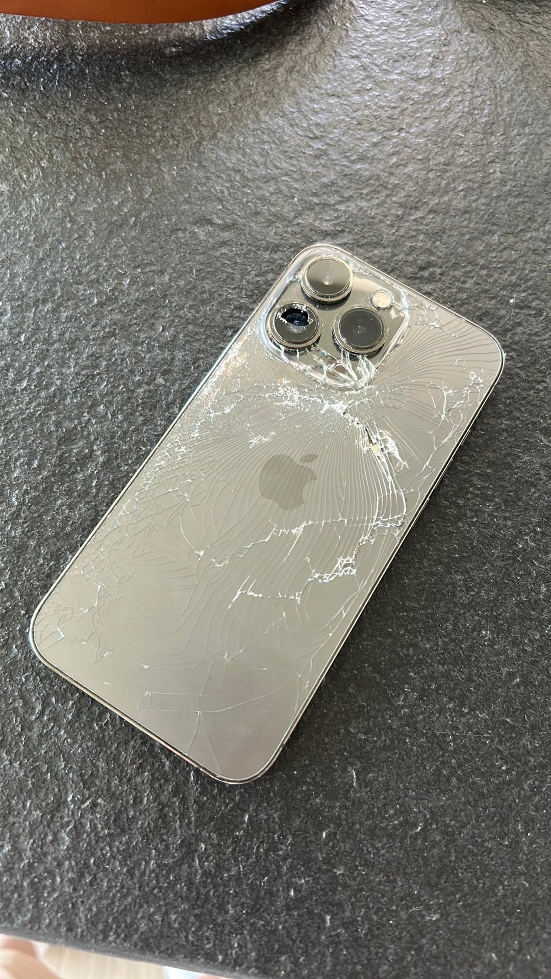 iPhone 13 pro zwaar beschadigd, Telecommunicatie, Mobiele telefoons | Apple iPhone, Ophalen, Zwart, IPhone 13 Pro, Zonder simlock