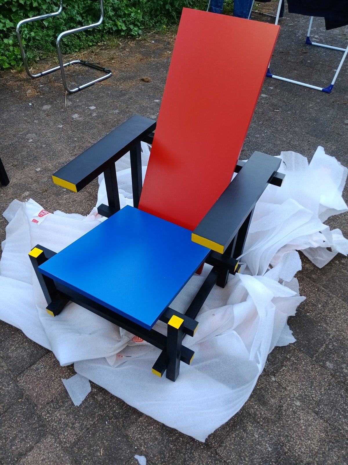 Réplique du fauteuil de campagne en rotin rouge et bleu, Antiquités & Art, Enlèvement