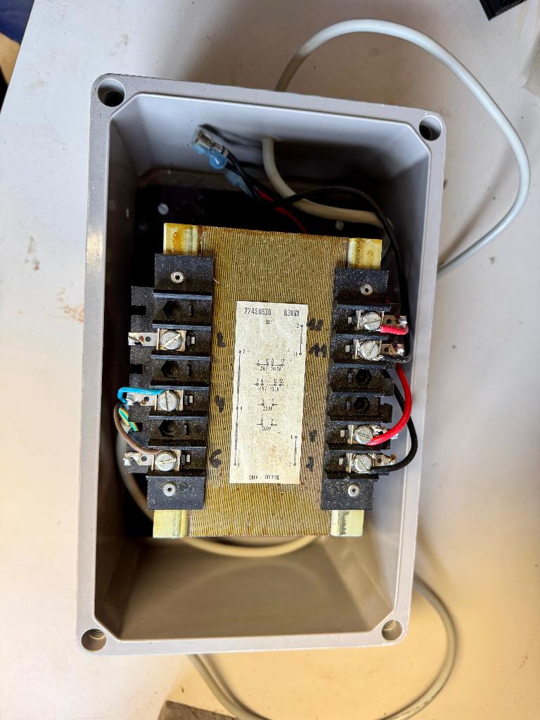 transformator EREA 230 - 24 - 48 V 630 VA in kast., Doe-het-zelf en Bouw, Ophalen of Verzenden, Zo goed als nieuw, Overige typen