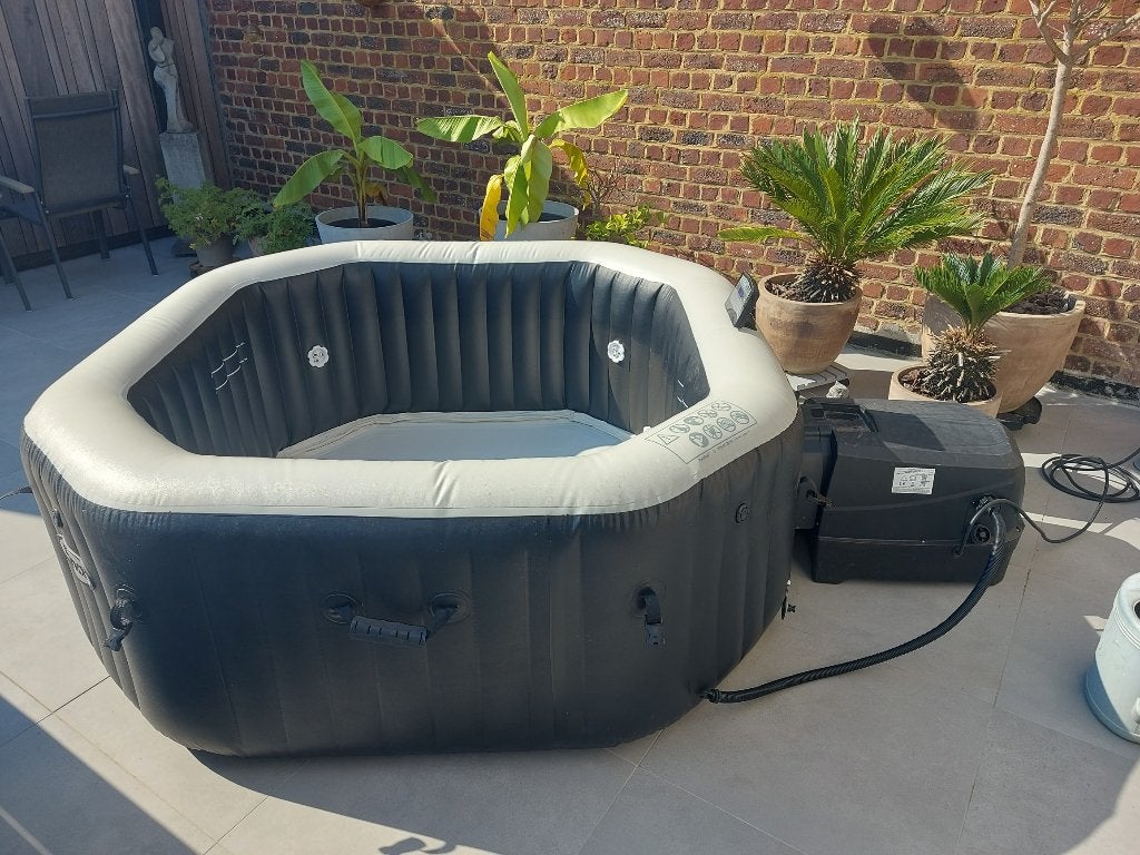Bubbelbad jacuzzi in goede staat te koop, Jardin & Terrasse, Bains à remous et Spas, Utilisé, Gonflable, Couverture, Tapis de sol