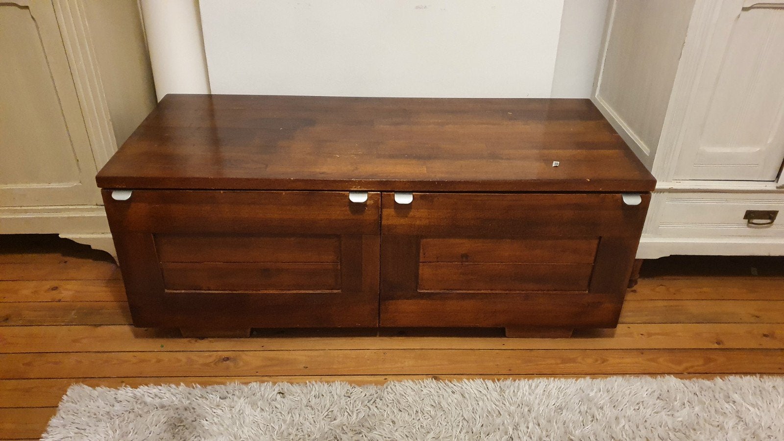 Tv kast vol hout, Enlèvement