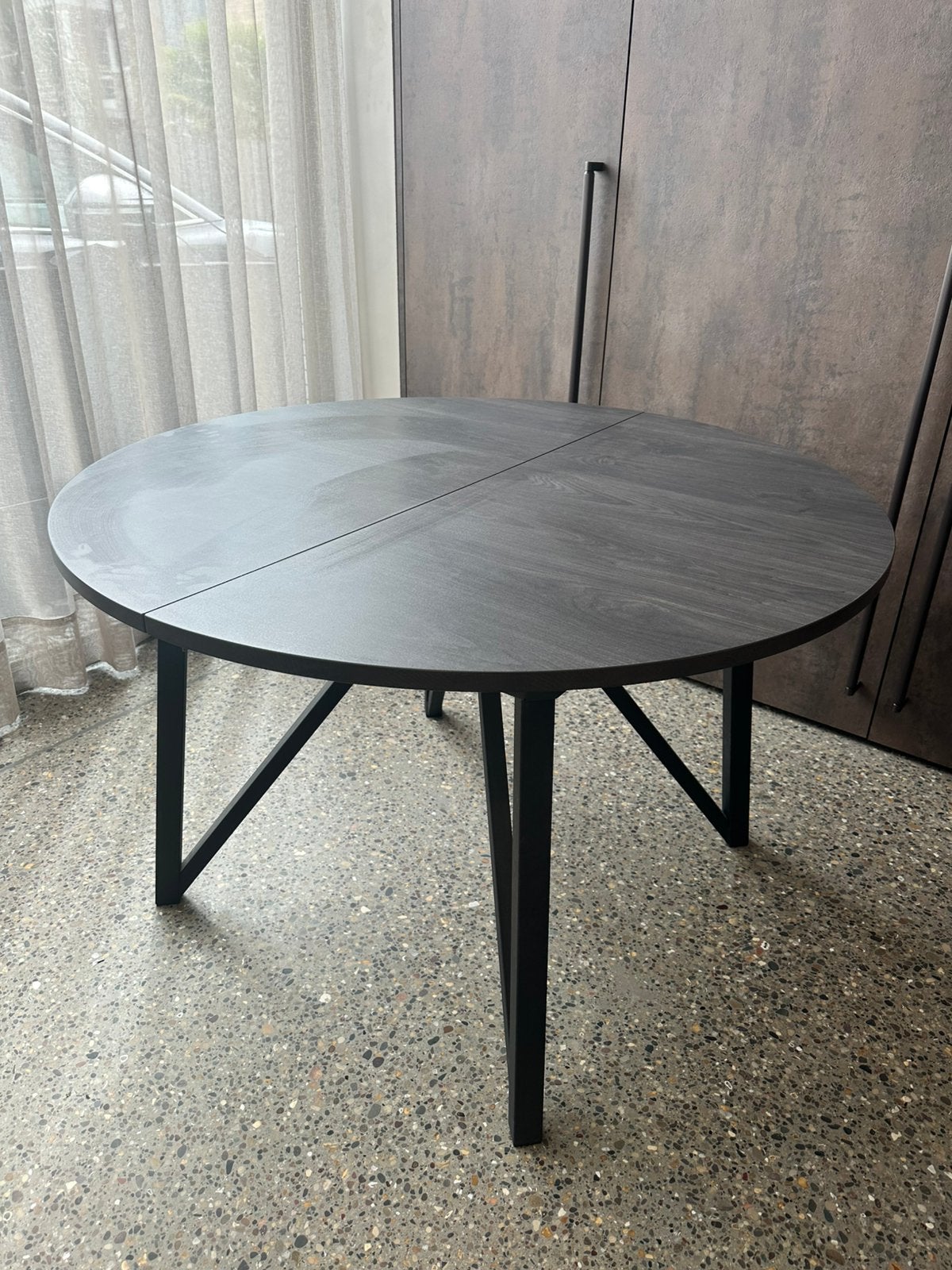 Moderne ronde uitschuifbare eettafel – perfecte staat, Huis en Inrichting, Ophalen, Zo goed als nieuw