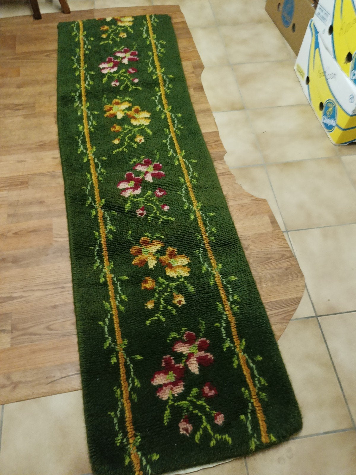 Groene bedrukte loper (tapijt), Huis en Inrichting, Stoffering | Tapijten en Vloerkleden, Ophalen, Zie foto, Minder dan 50 cm
