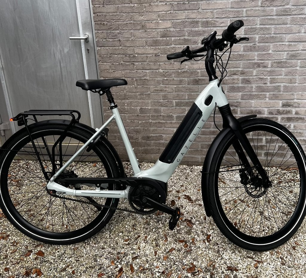 Gazelle Ultimate C8 elektrische fiets (met riem - 2023 - M), Ophalen, Zo goed als nieuw, 51 tot 55 cm, 50 km per accu of meer