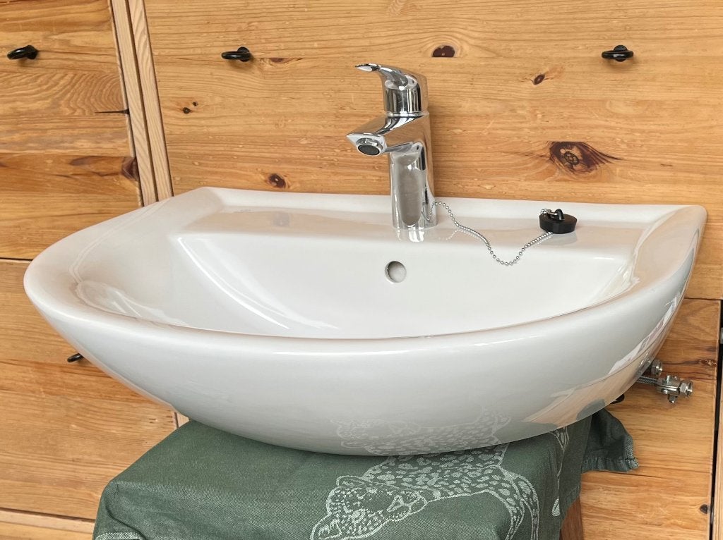Nieuwe witte wastafel met mengkraan en afvoer, Enlèvement, Neuf, Lavabo