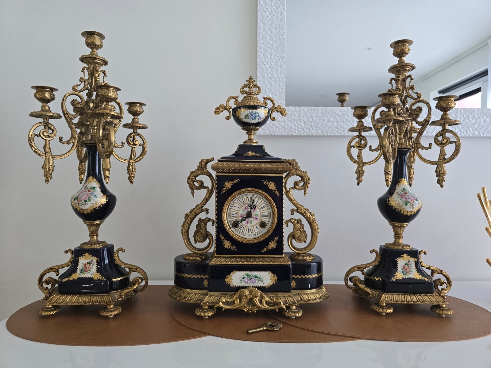 Klok en 2 kandelaars (porselein in Sèvres-stijl / Brons), Antiquités & Art, Antiquités | Horloges, Enlèvement ou Envoi