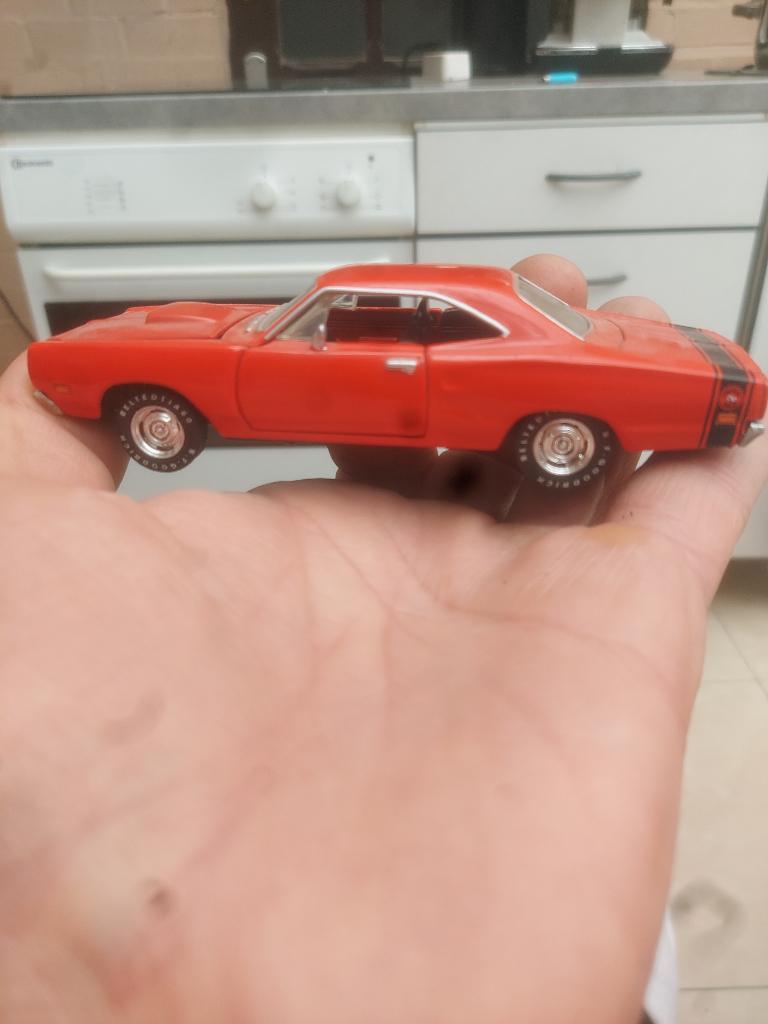 Dodge super bee 1969 1/43, Hobby & Loisirs créatifs, Voitures miniatures | 1:43, Comme neuf, Enlèvement