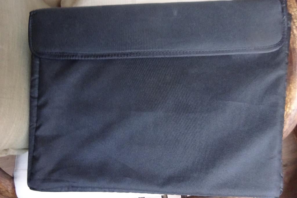 tas voor kleine laptop of tablet, Ophalen, Geen, Zo goed als nieuw, Bescherming voor- en achterkant