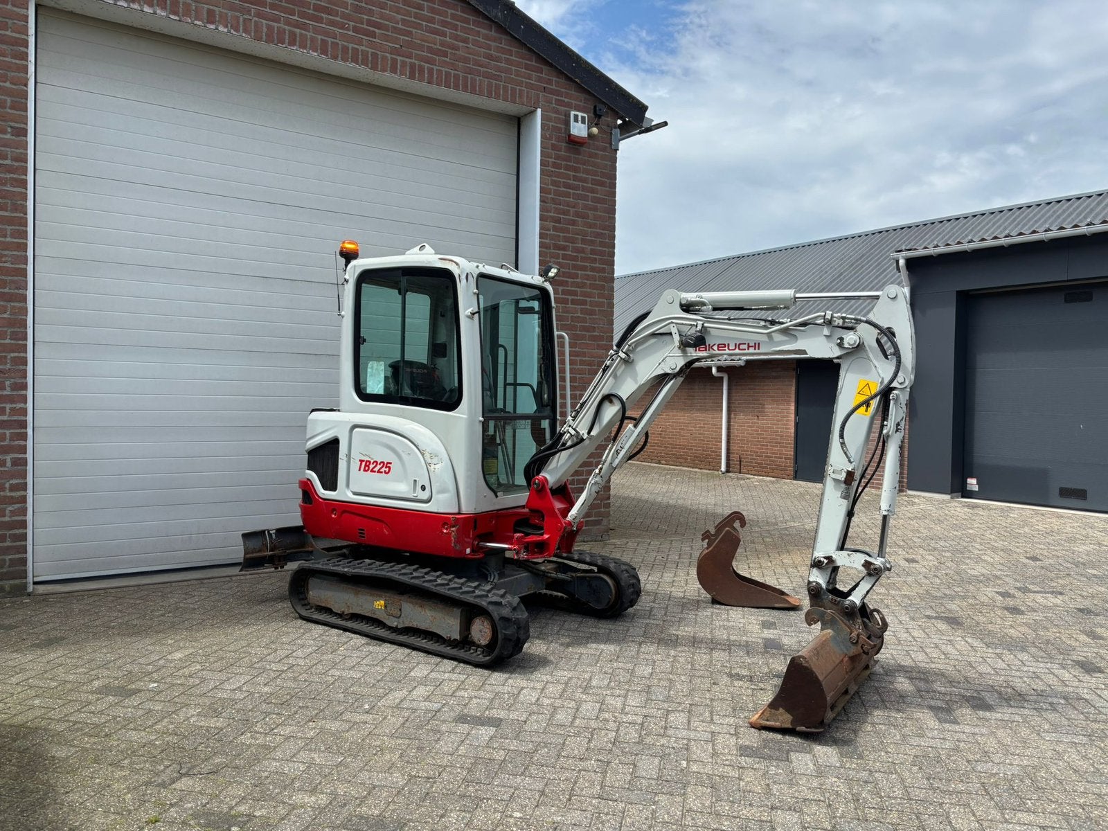 Takeuchi TB 225 Minigraver Graafmachine, Enlèvement