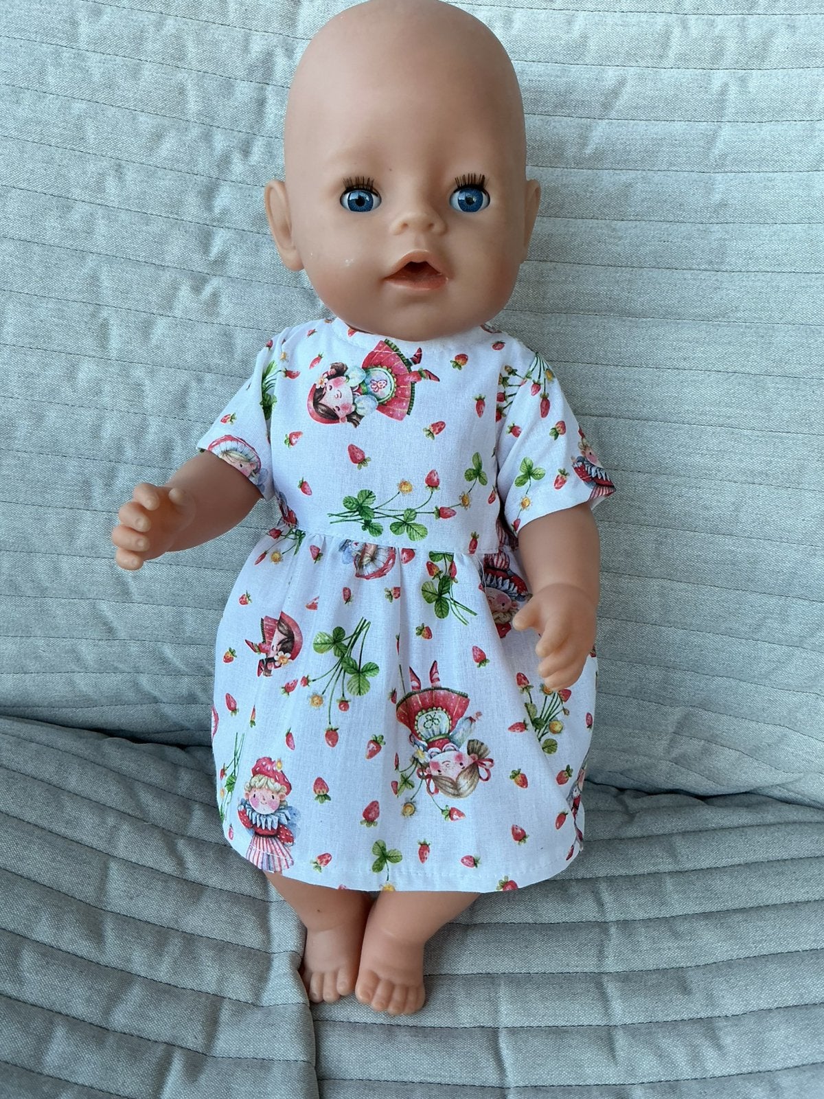 170 Babyborn: Nieuw wit jurkje met aardbeien, Ophalen of Verzenden, Nieuw, Babypop
